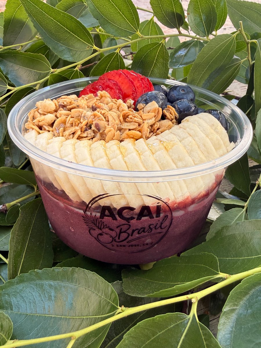 Açaí Brasil SJ bowl with banana, strawberry, blueberry and granola, in a branded cup
